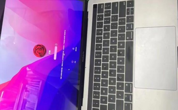 苹果MacBook Pro 15屏幕开合到一定角度就黑屏