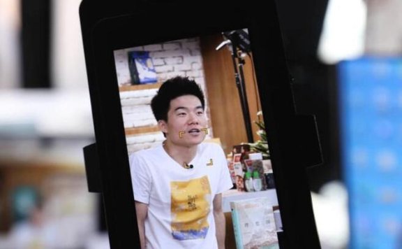 东方甄选CEO称董宇辉年薪不止千万